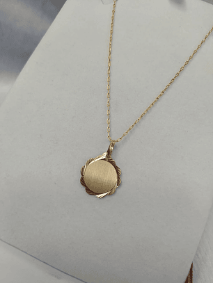 Cadena 50 cm y colgante disco flor 3.5 grs 18k