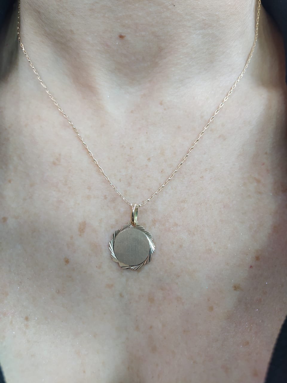 Cadena 50 cm y colgante disco flor 3.5 grs 18k 1