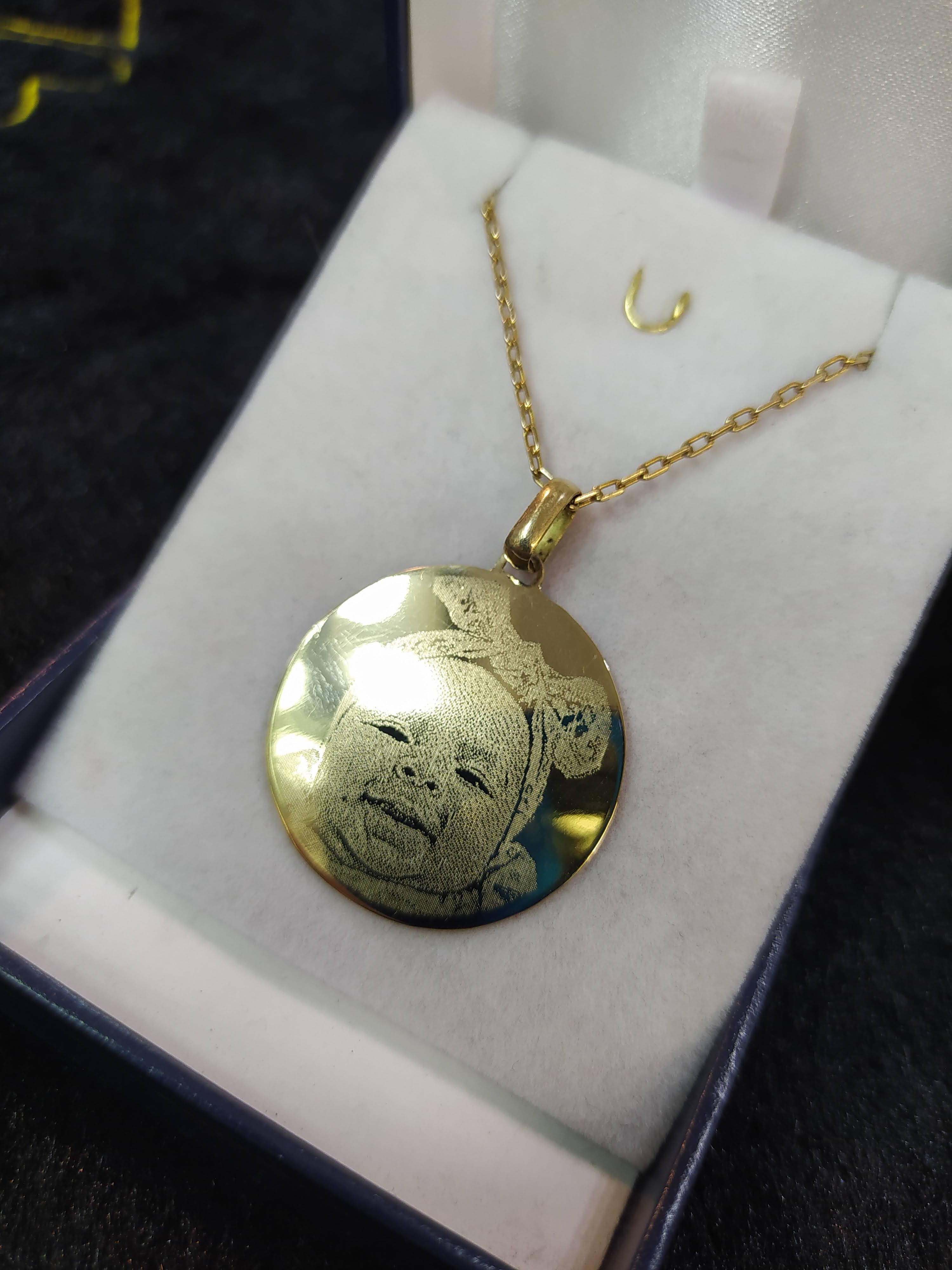 Cadena limada 50 cm con medalla de 3 mm fotograbado 7 grs Oro 18k 2