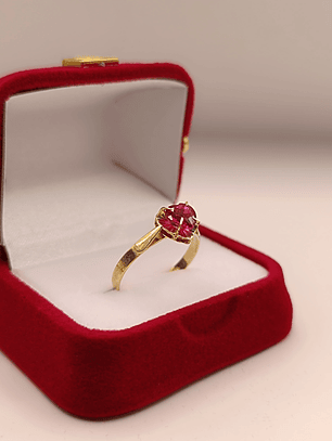 Anillo chatón corazón rubí 2 grs oro 18k