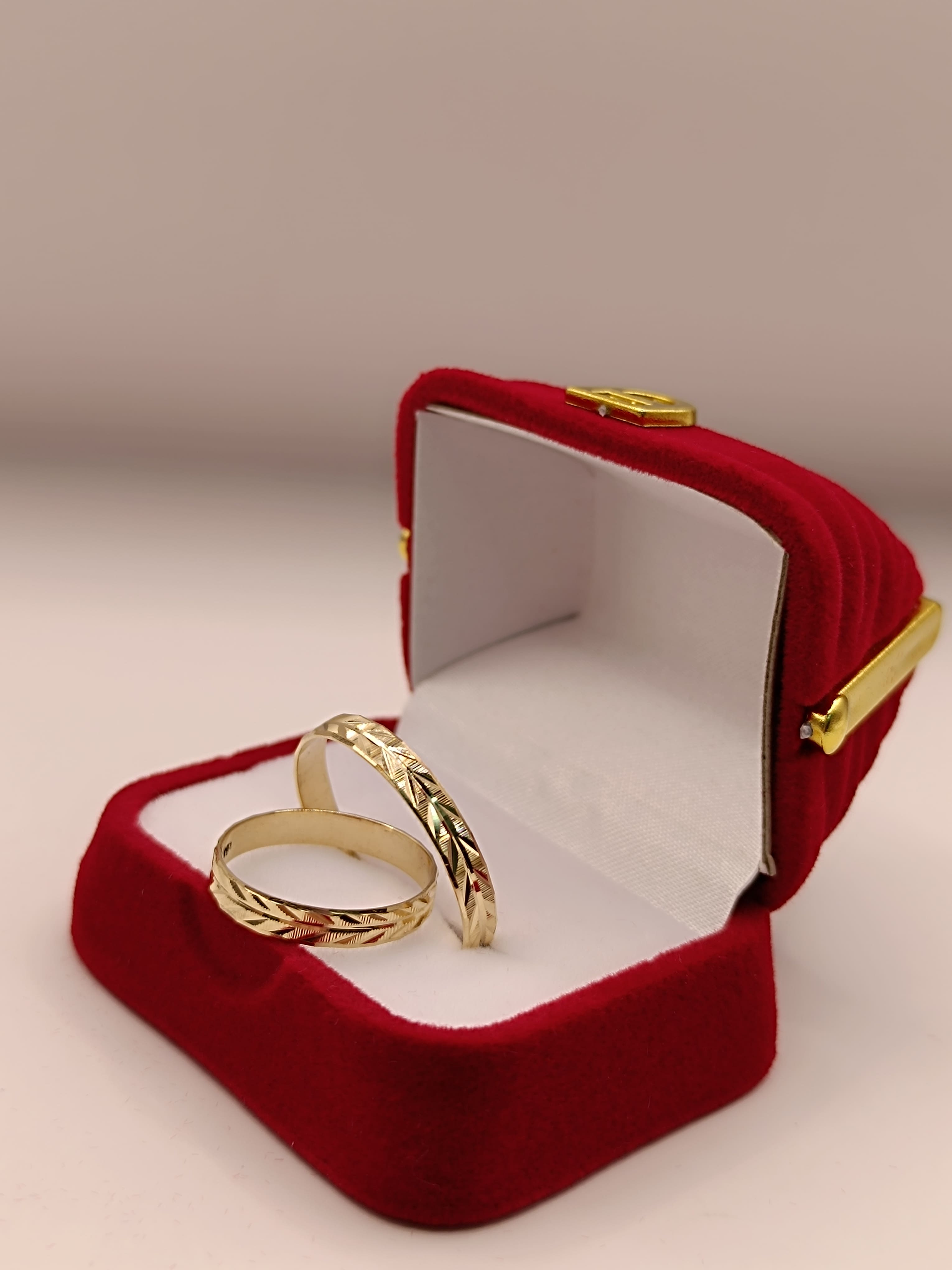 Argollas de matrimonio talladas espiga 4 mm 4 grs Oro 18k 2