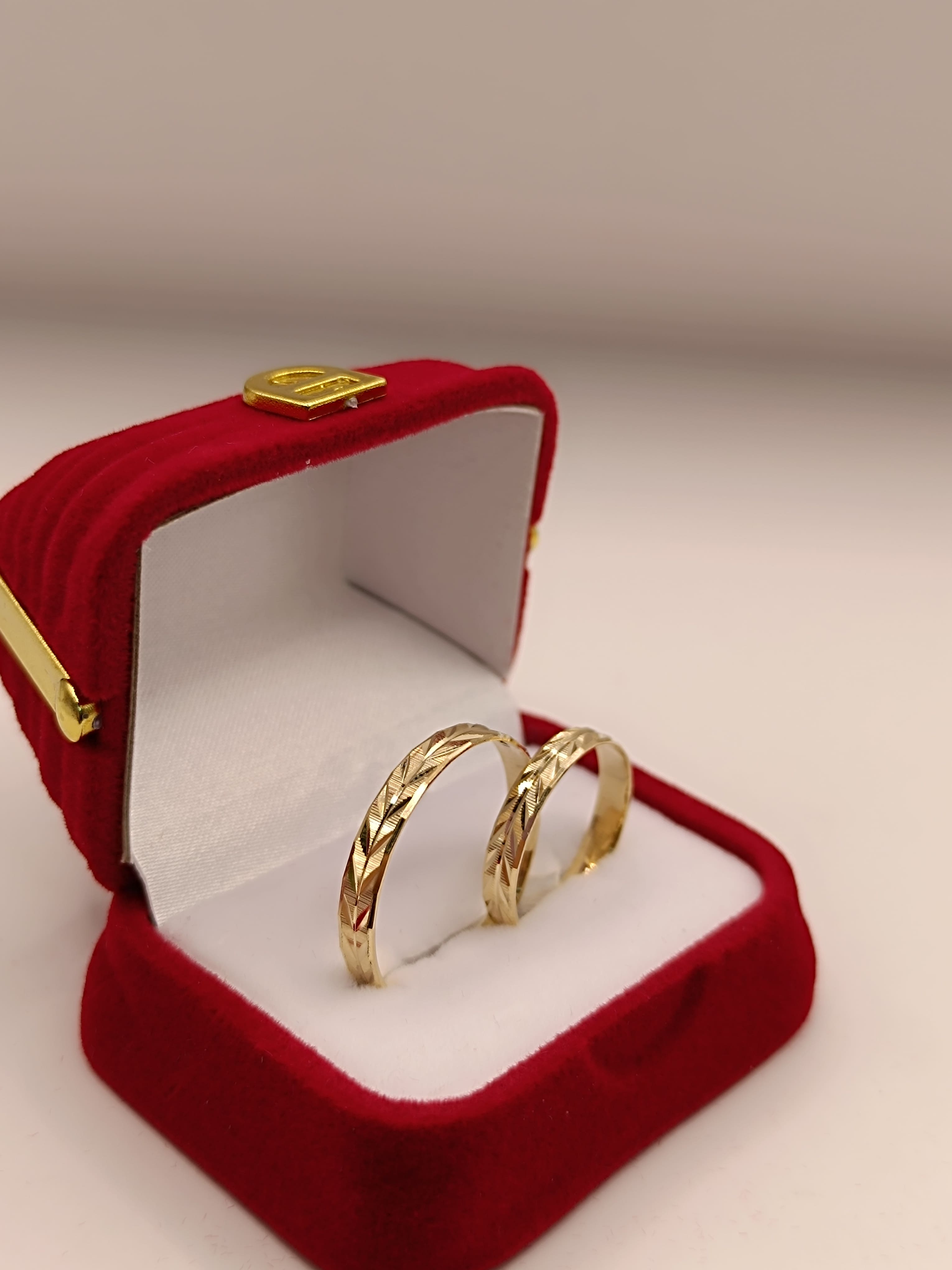 Argollas de matrimonio talladas espiga 4 mm 4 grs Oro 18k 4