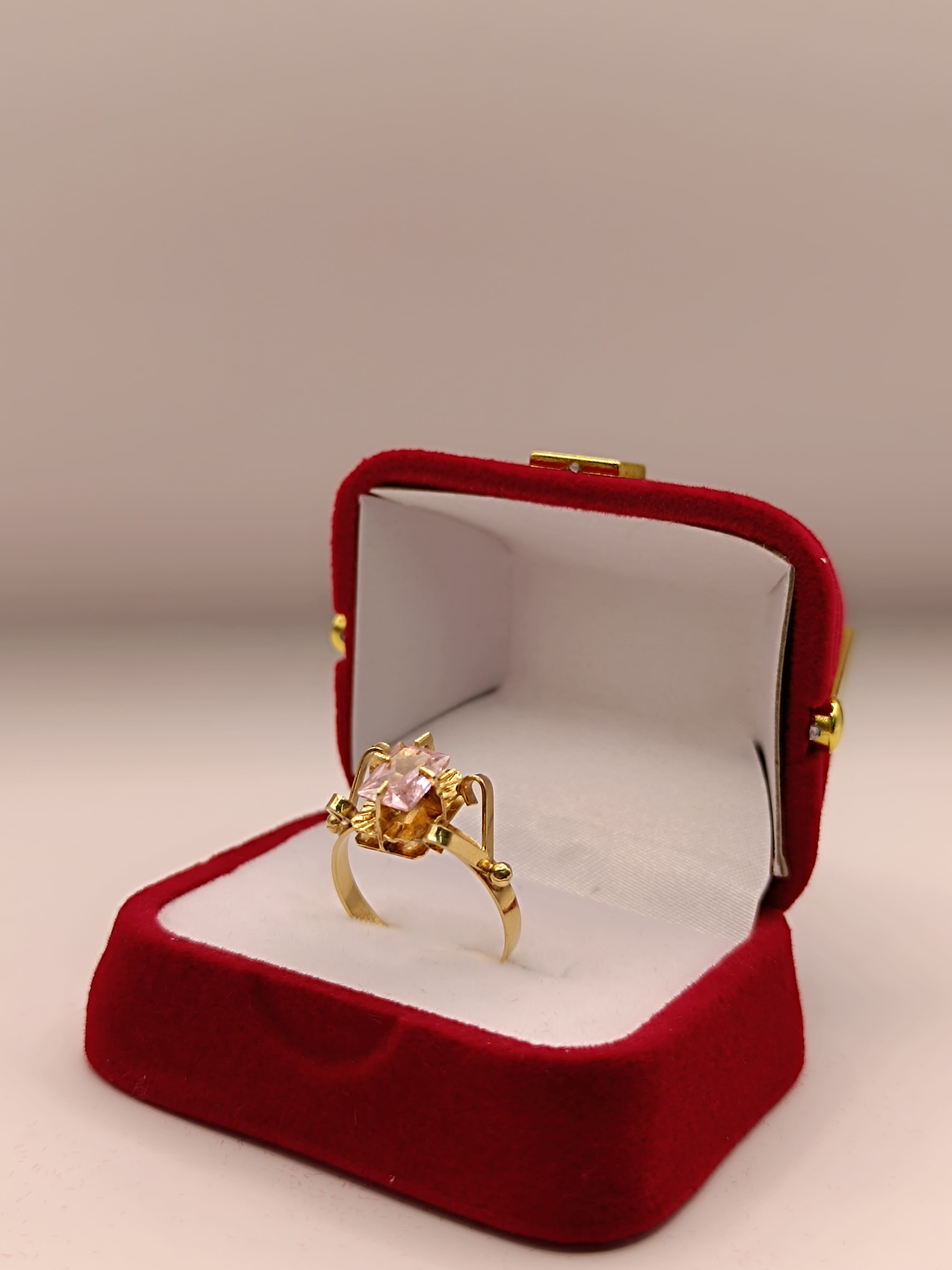Anillo Chatón garra zafiro rosa 2.7 grs Oro 18k 2