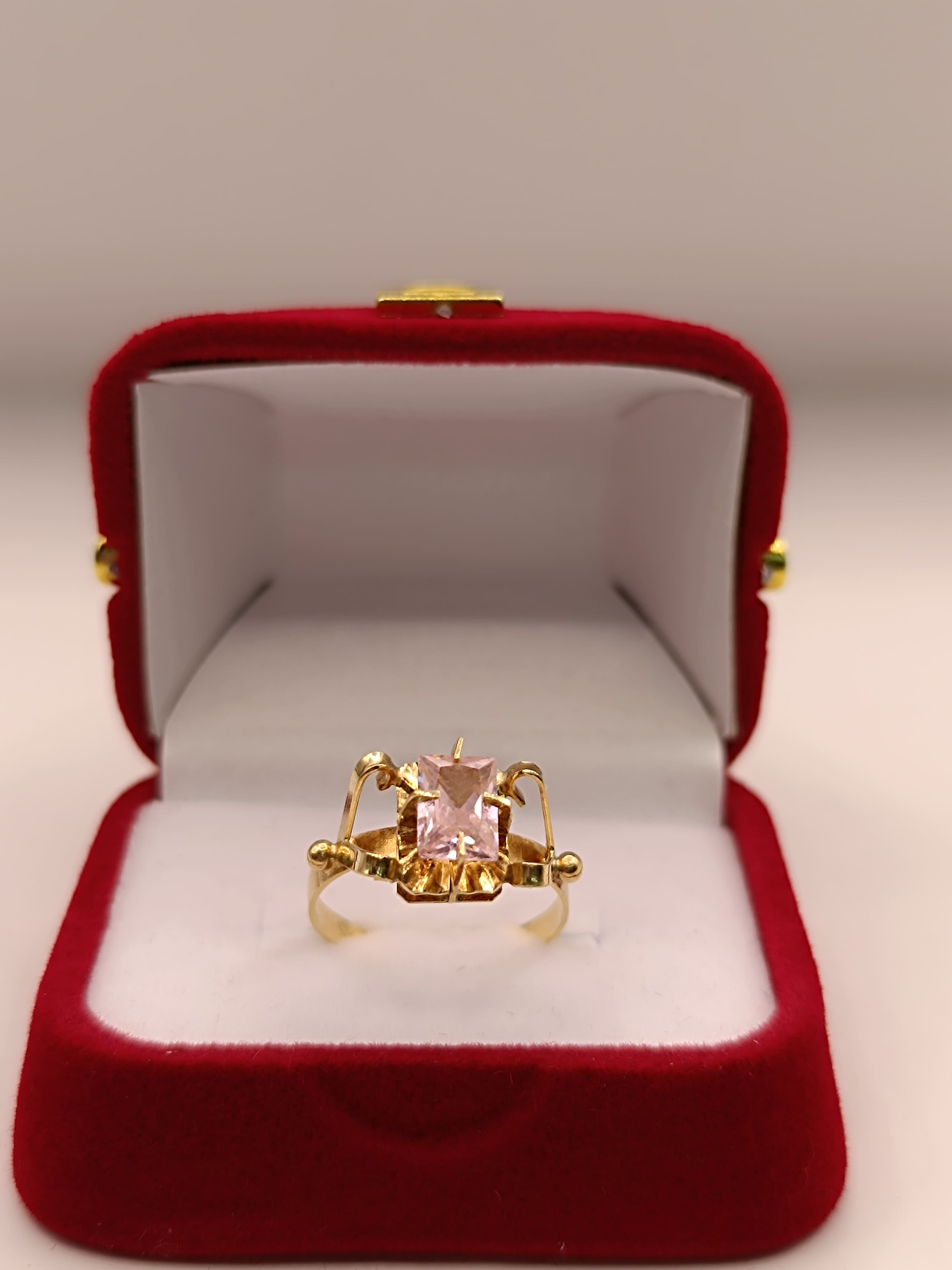 Anillo Chatón garra zafiro rosa 2.7 grs Oro 18k 3