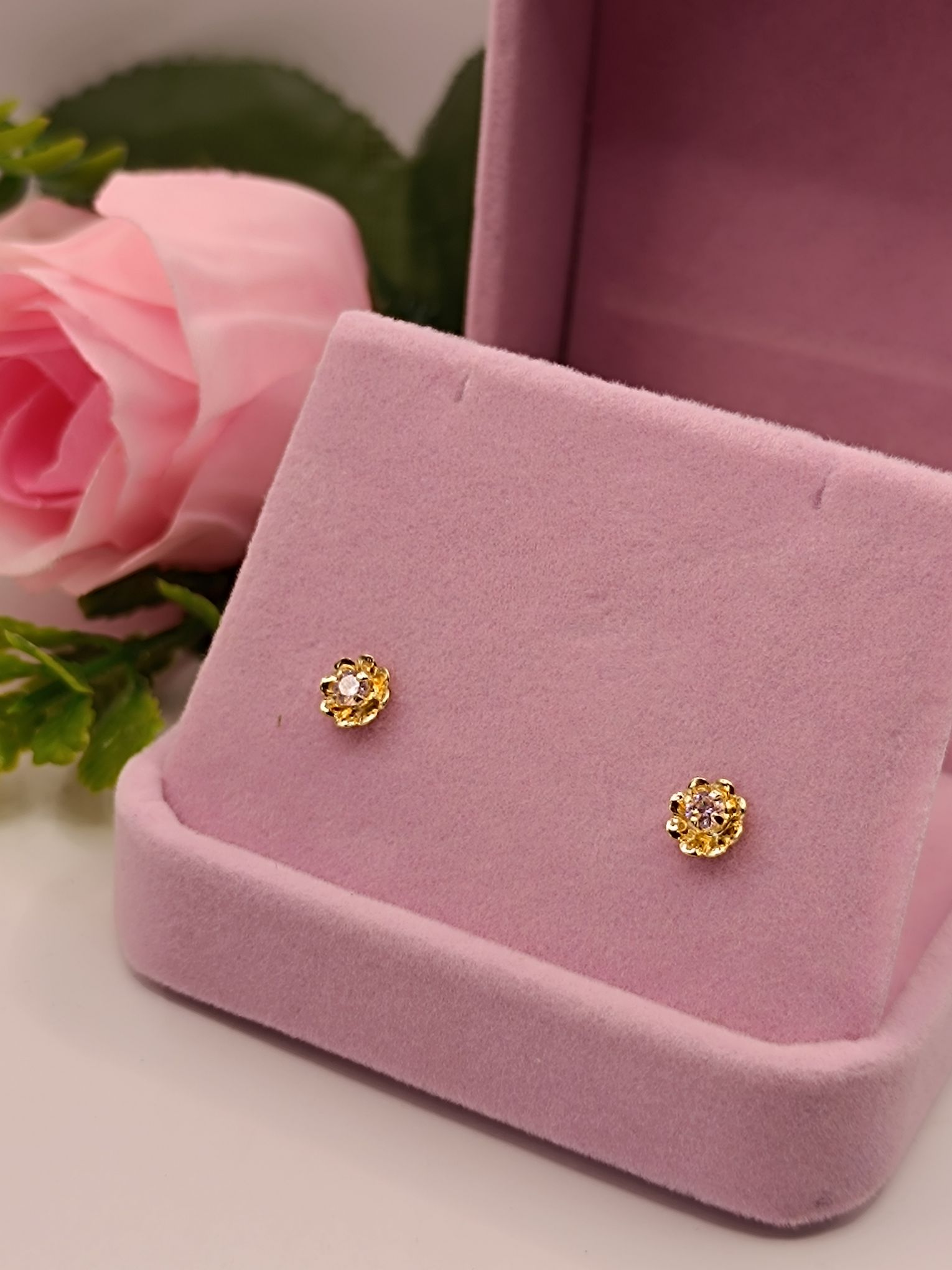 Aros flor rosa de francia 6.5 mm 1.2 grs Oro 18k 1