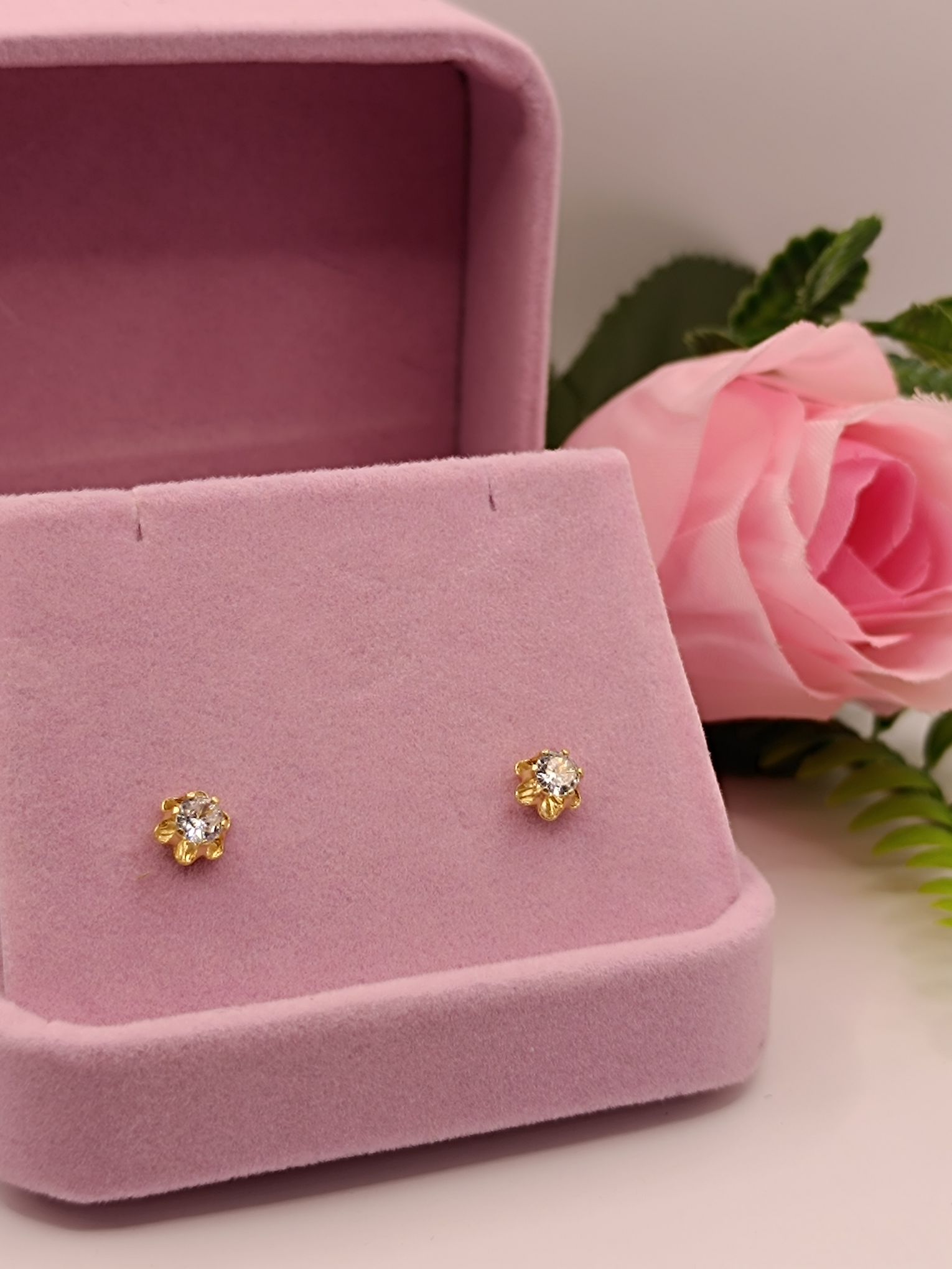 Aros chatón circón 7 mm 1.3 grs Oro 18k 1