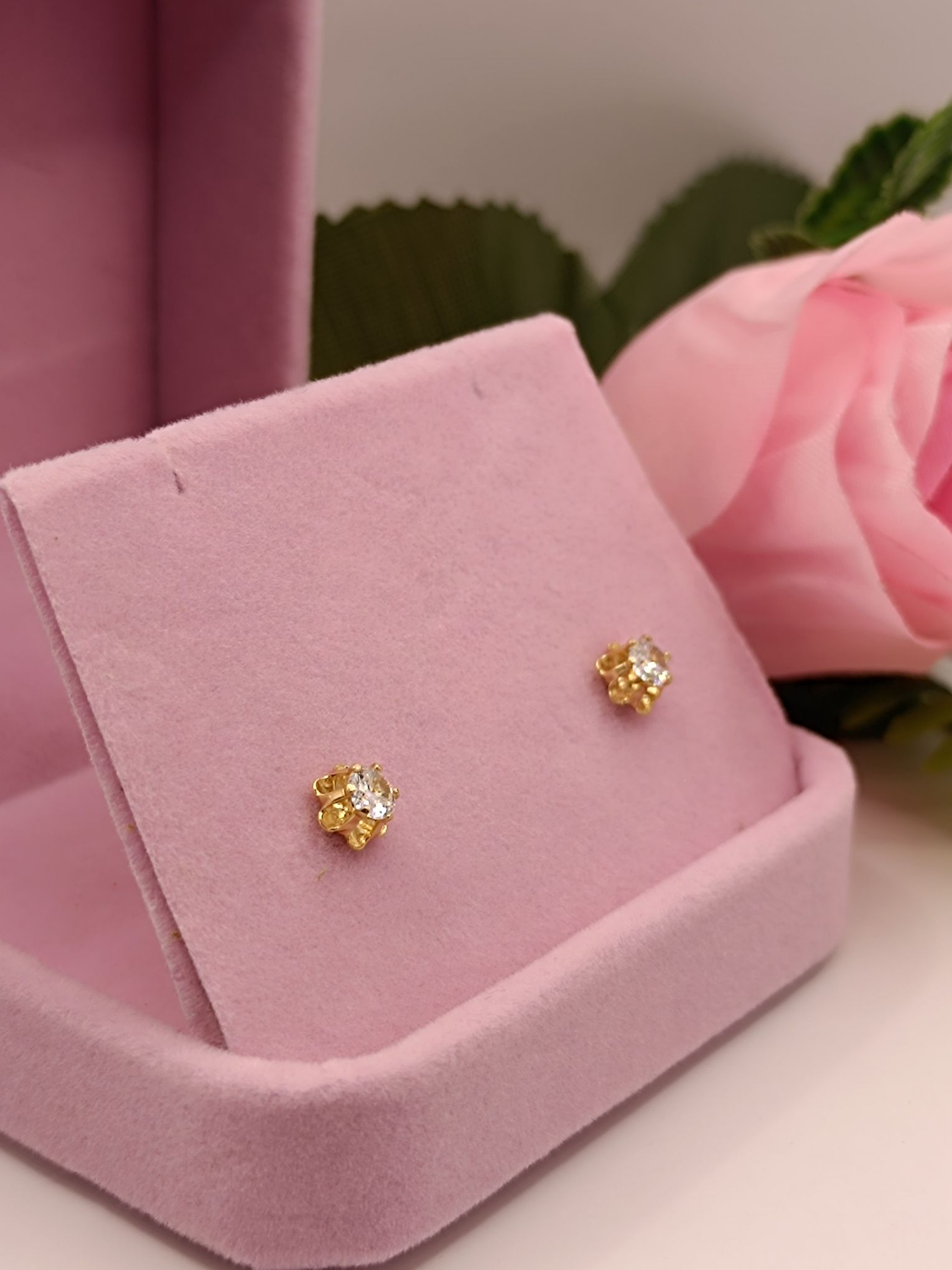 Aros chatón circón 7 mm 1.3 grs Oro 18k 2