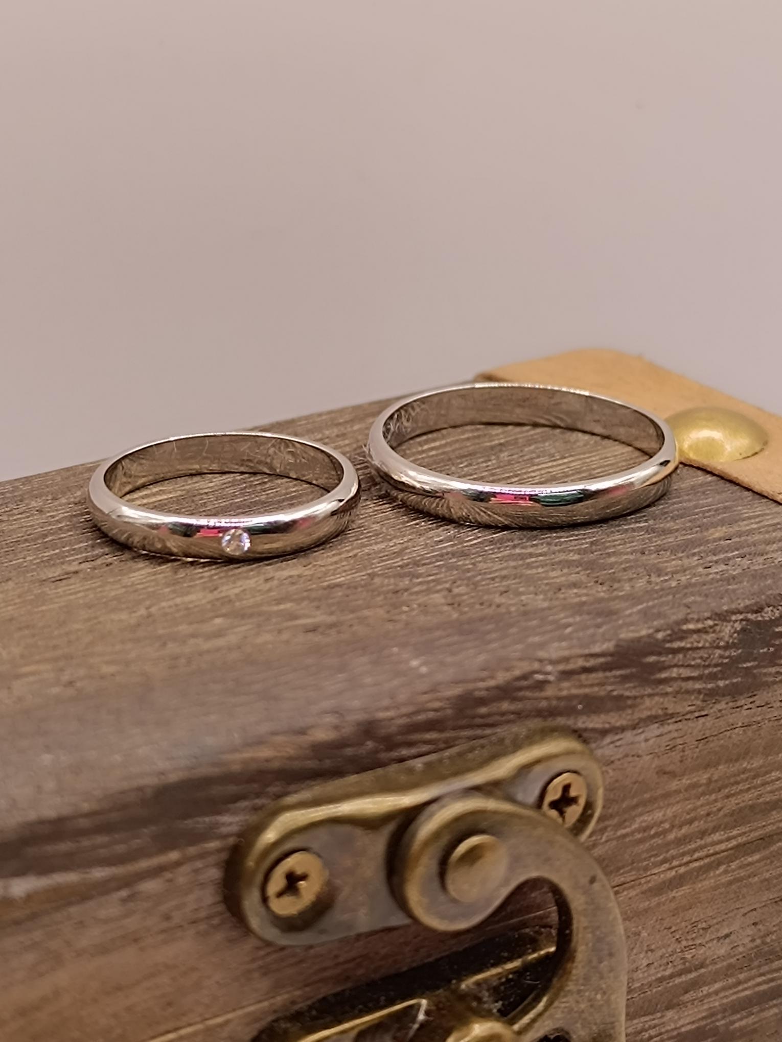 Argollas de oro blanco modelo inglés con brillante 3 mm 7 grs Oro 18k  3