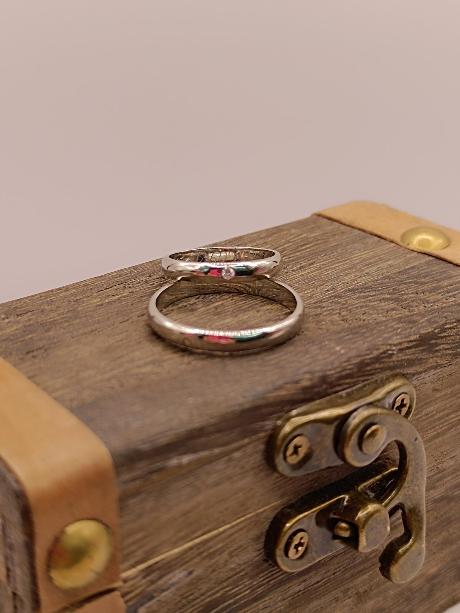 Argollas de oro blanco modelo inglés con brillante 3 mm 7 grs Oro 18k  6