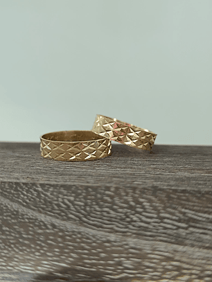 Argollas de matrimonio talladas rombo 5 mm 5 grs Oro 18k