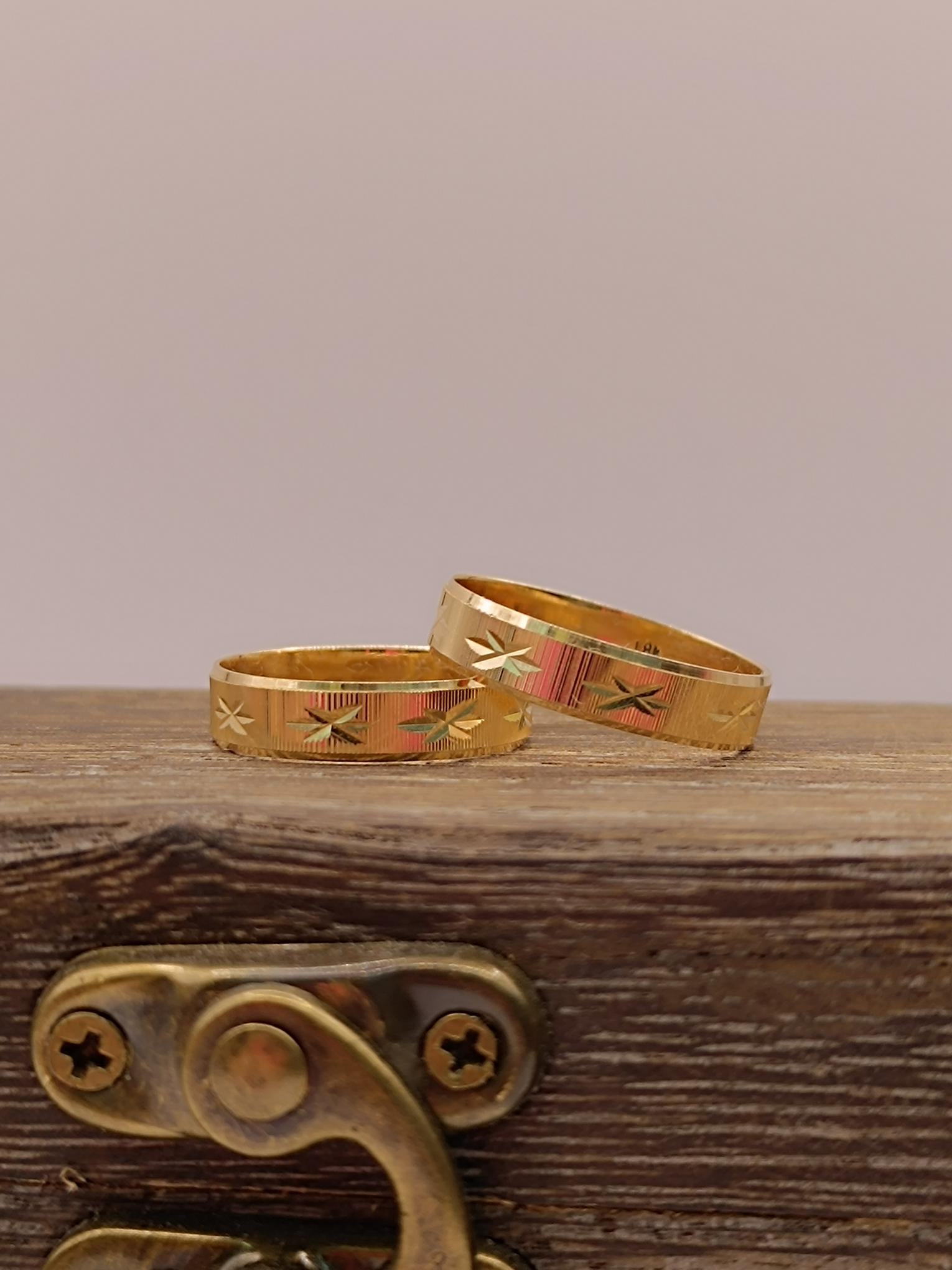 Argollas talladas modelo asterisco 4 mm 4 grs Oro 18k 4