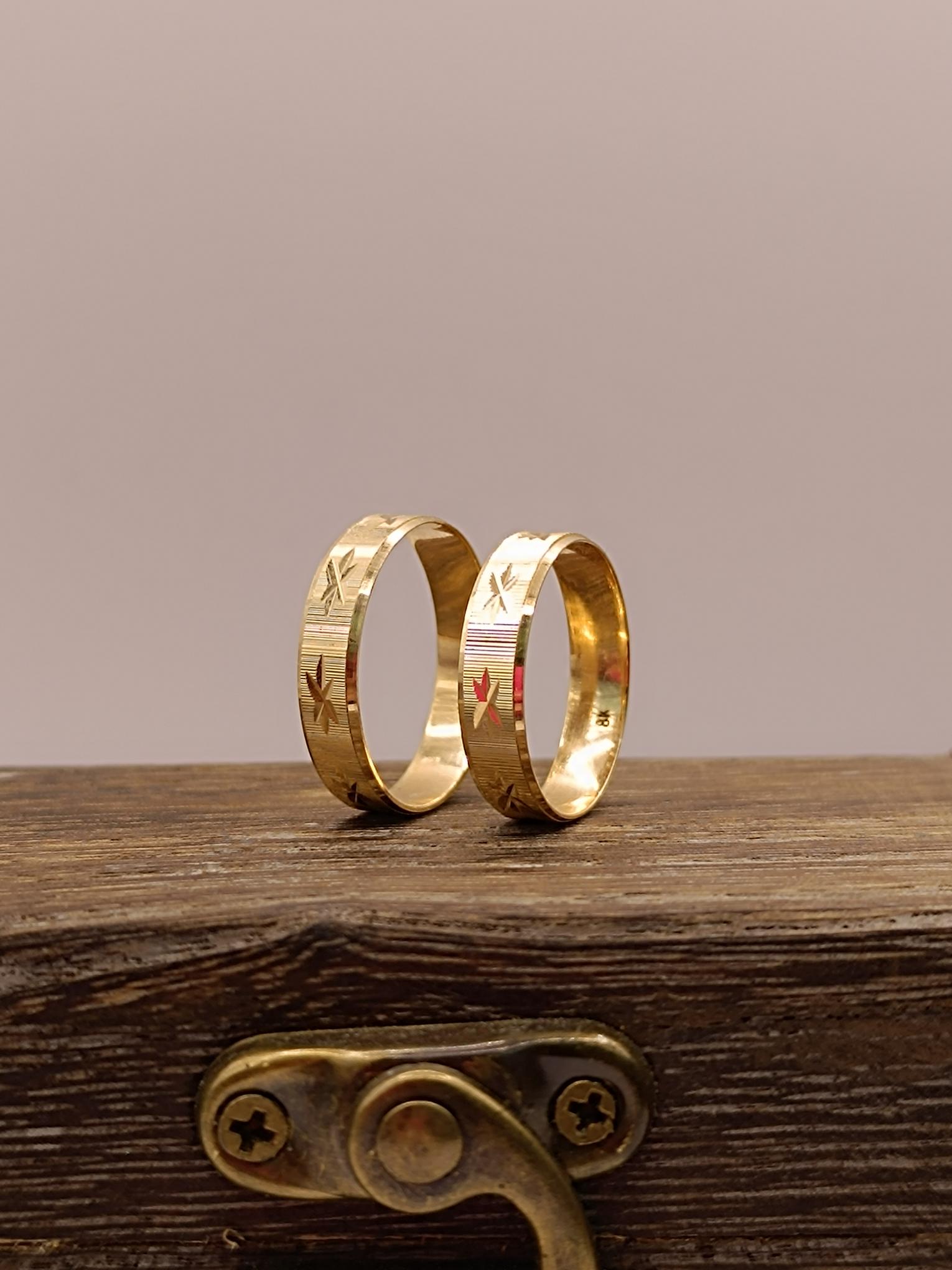 Argollas talladas modelo asterisco 4 mm 4 grs Oro 18k 2