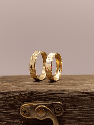 Argollas talladas modelo asterisco 4 mm 4 grs Oro 18k