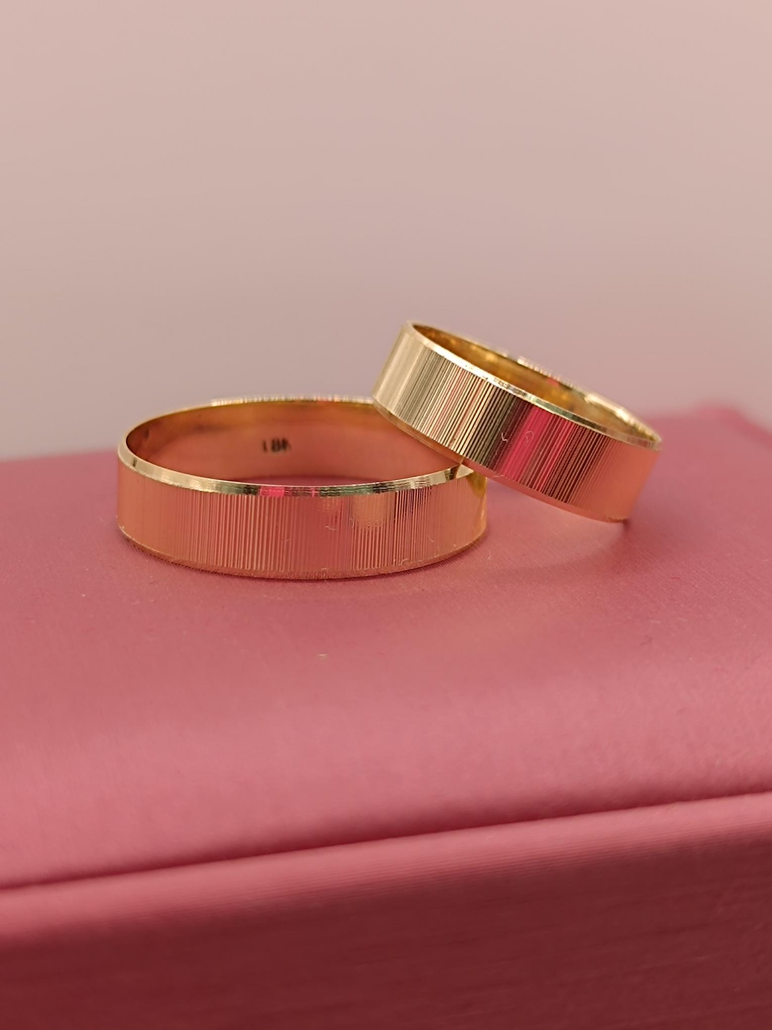 Argollas de matrimonio talladas mil rayas 5 mm 5 grs Oro 18k 4