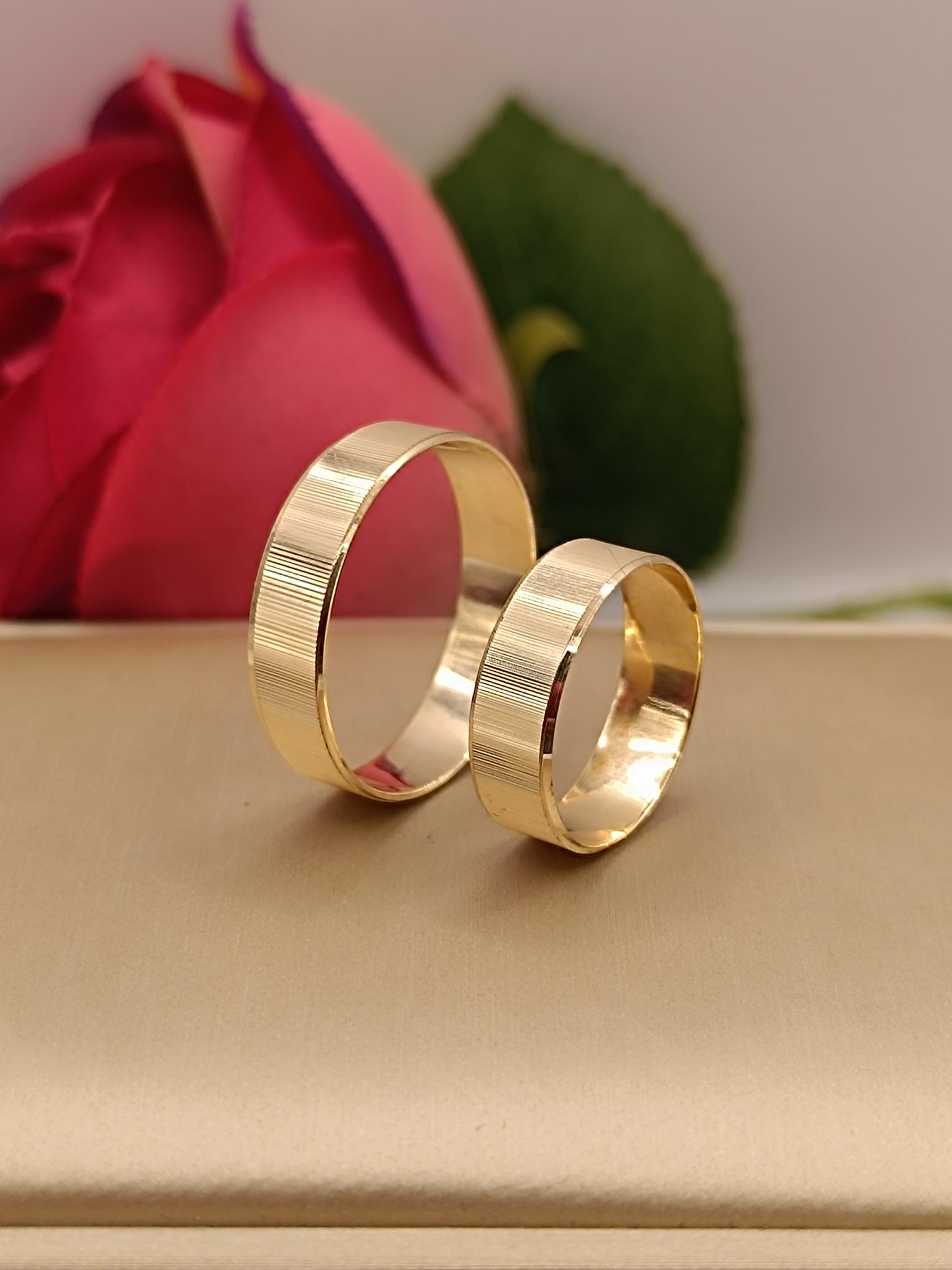Argollas de matrimonio talladas mil rayas 5 mm 5 grs Oro 18k 6