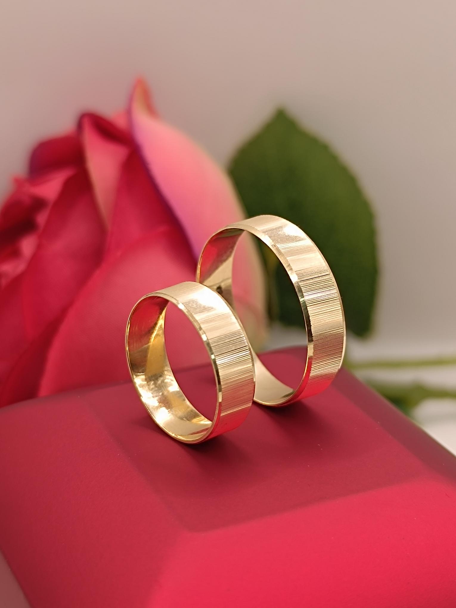 Argollas de matrimonio talladas mil rayas 5 mm 5 grs Oro 18k 7