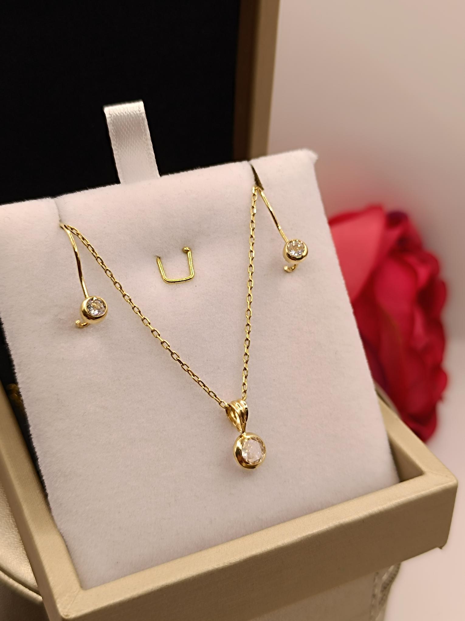 Cadena limada 50 cm  y colgante punto de luz con aros punto de luz 4.5 grs Oro 18k 4