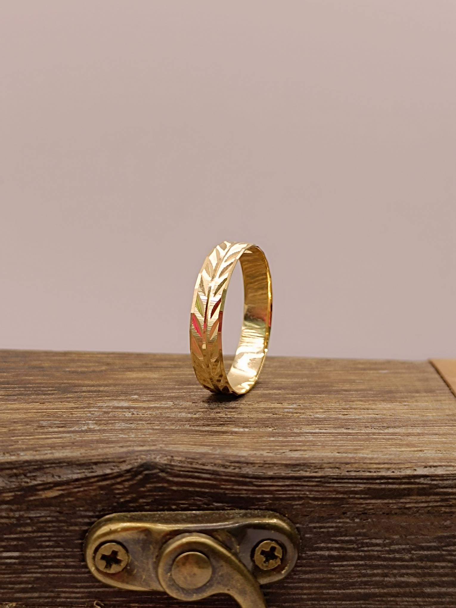 Argolla tallada espiga 4 mm 2.5 grs Oro 18k 3