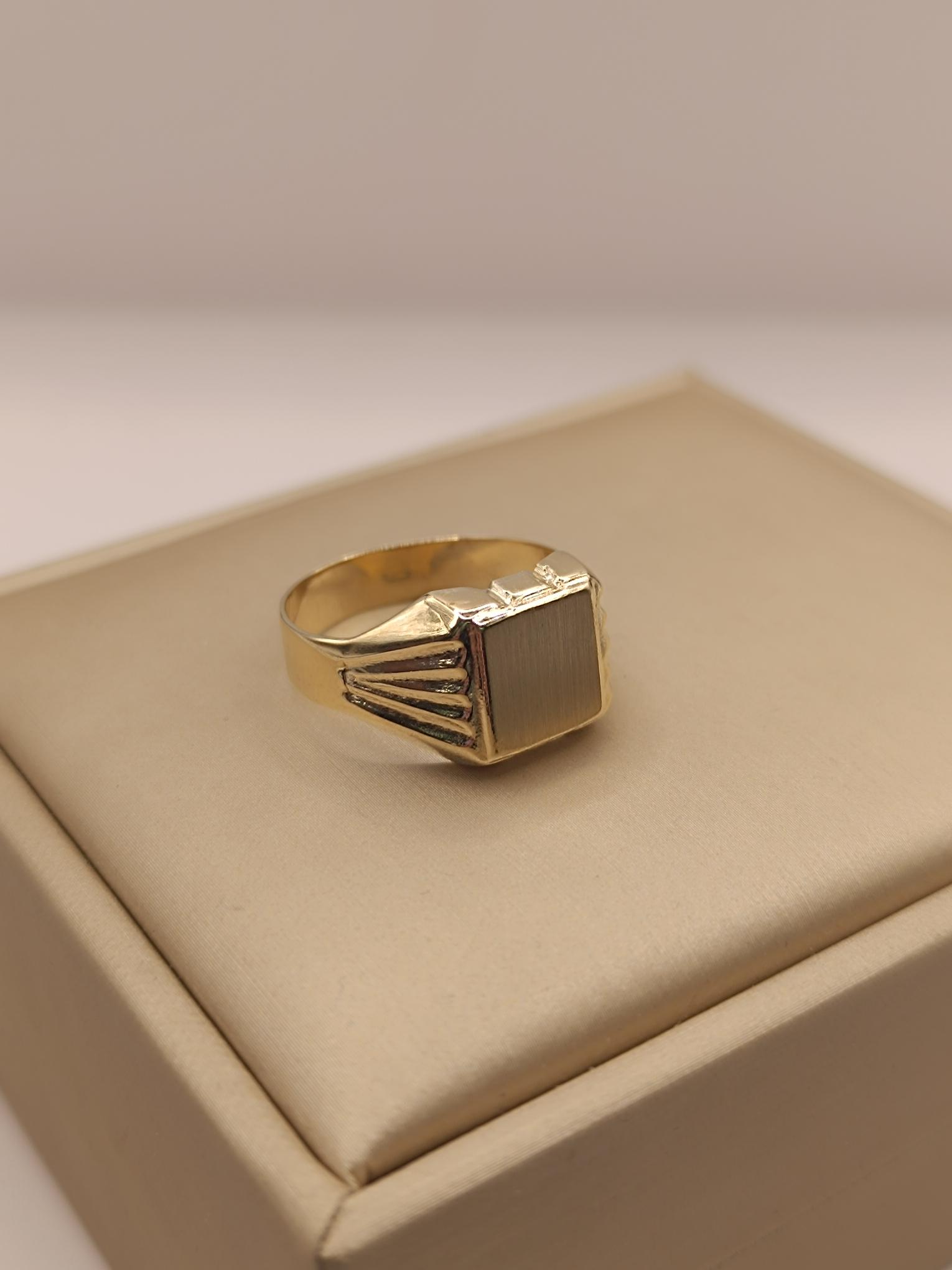 Anillo sello cuadrado 5.5 grs Oro 18k 1