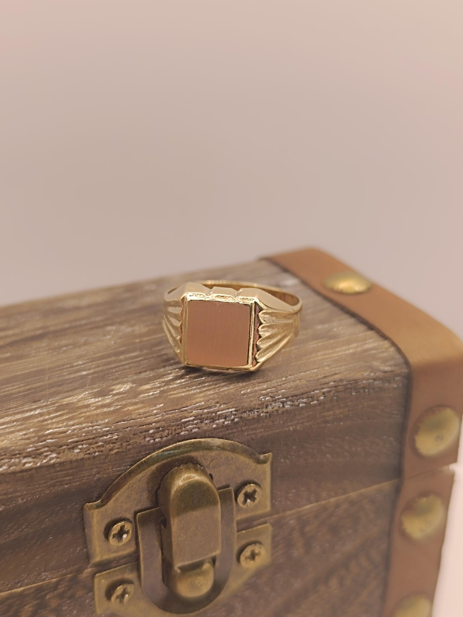 Anillo sello cuadrado 5.5 grs Oro 18k 2