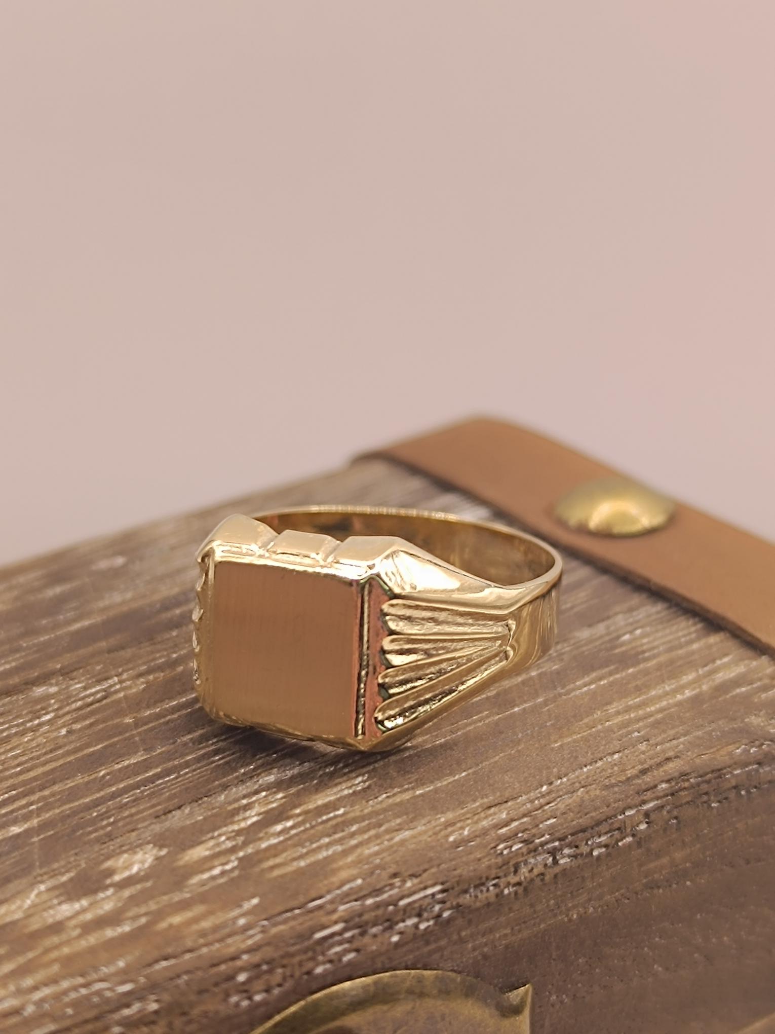 Anillo sello cuadrado 5.5 grs Oro 18k 3