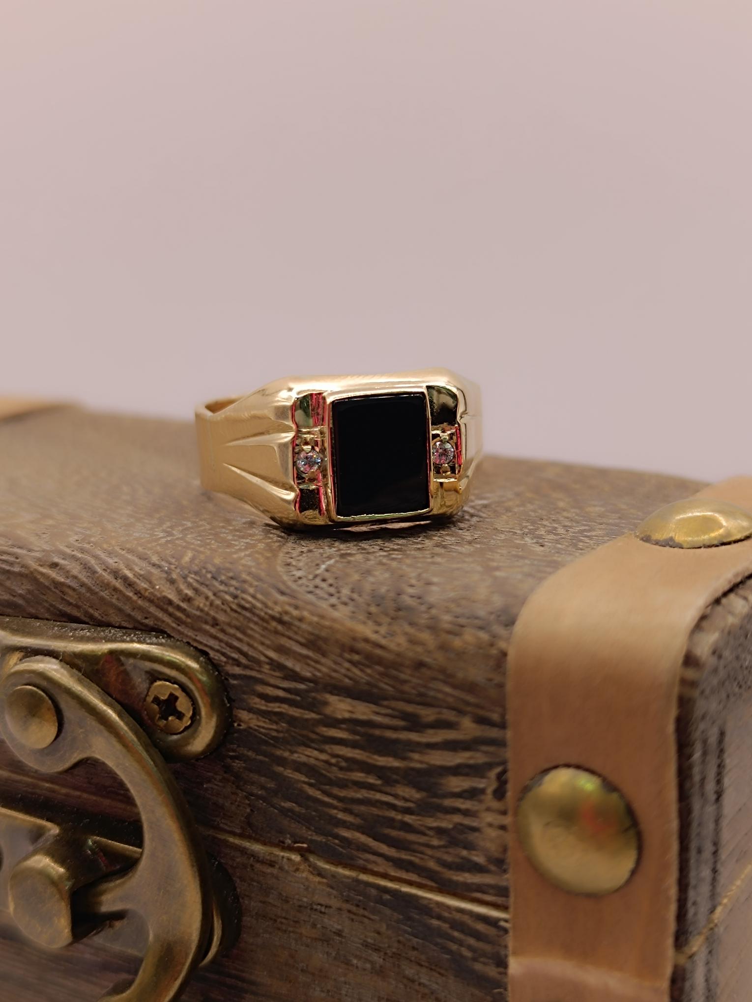 Anillo sello onix y circones 10 grs Oro 18k  4