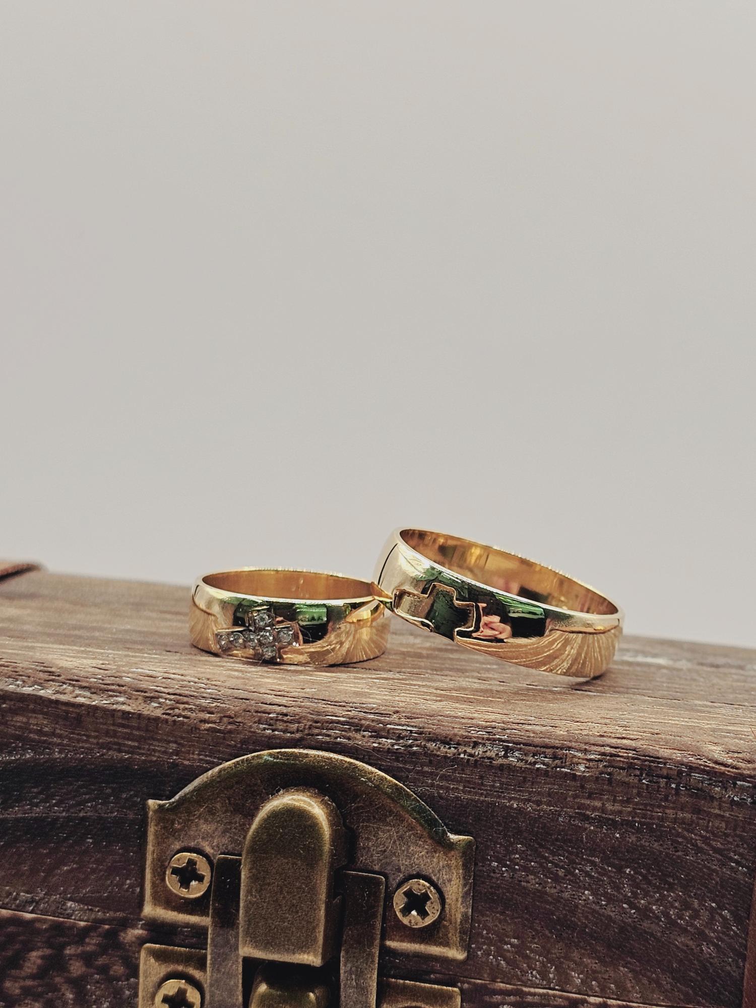 Argollas de matrimonio con cruz circones y cruz calada 6 mm 10 grs Oro 18k 3