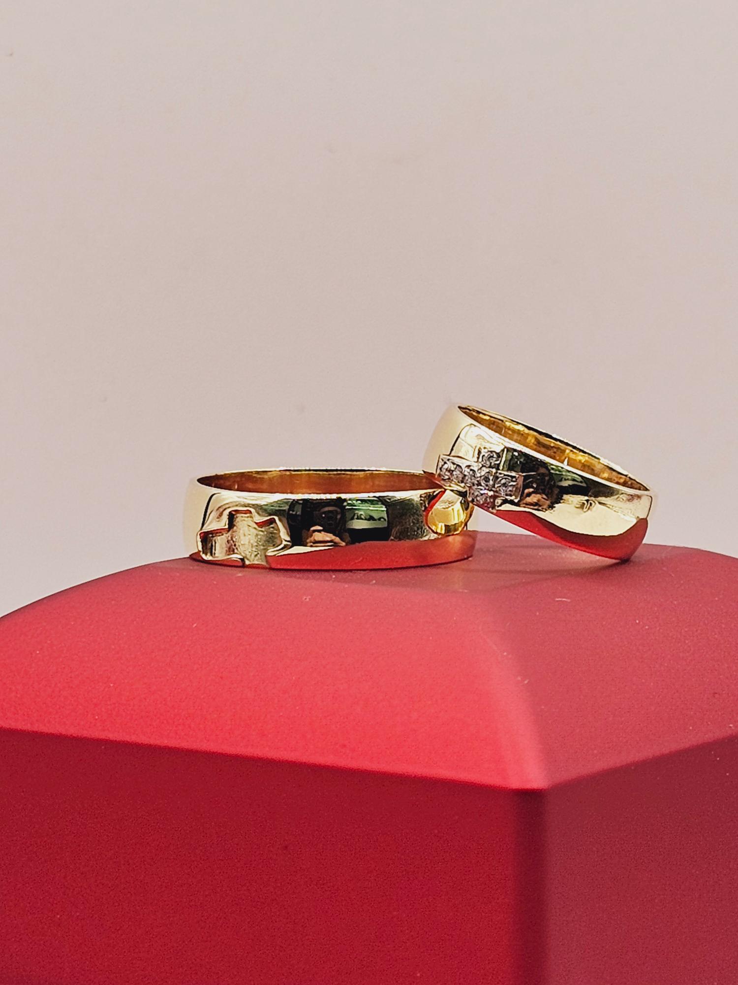 Argollas de matrimonio con cruz circones y cruz calada 6 mm 10 grs Oro 18k 1