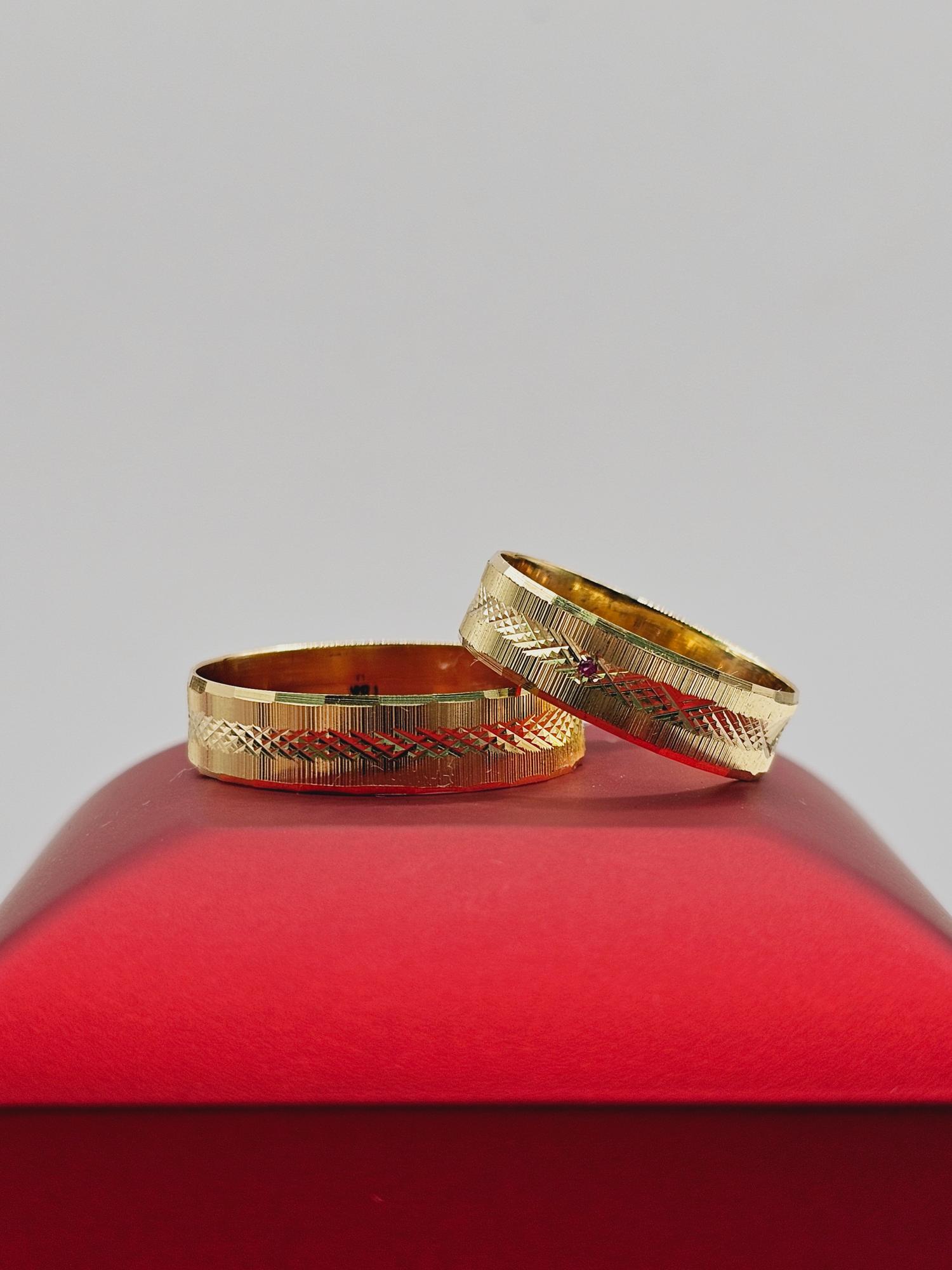 Argollas de matrimonio talladas rayas y rombos 5 mm 5 grs Oro 18k 3