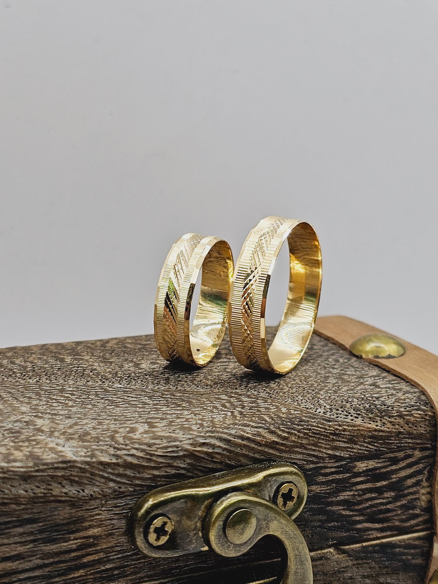 Argollas de matrimonio talladas rayas y rombos 5 mm 5 grs Oro 18k 7