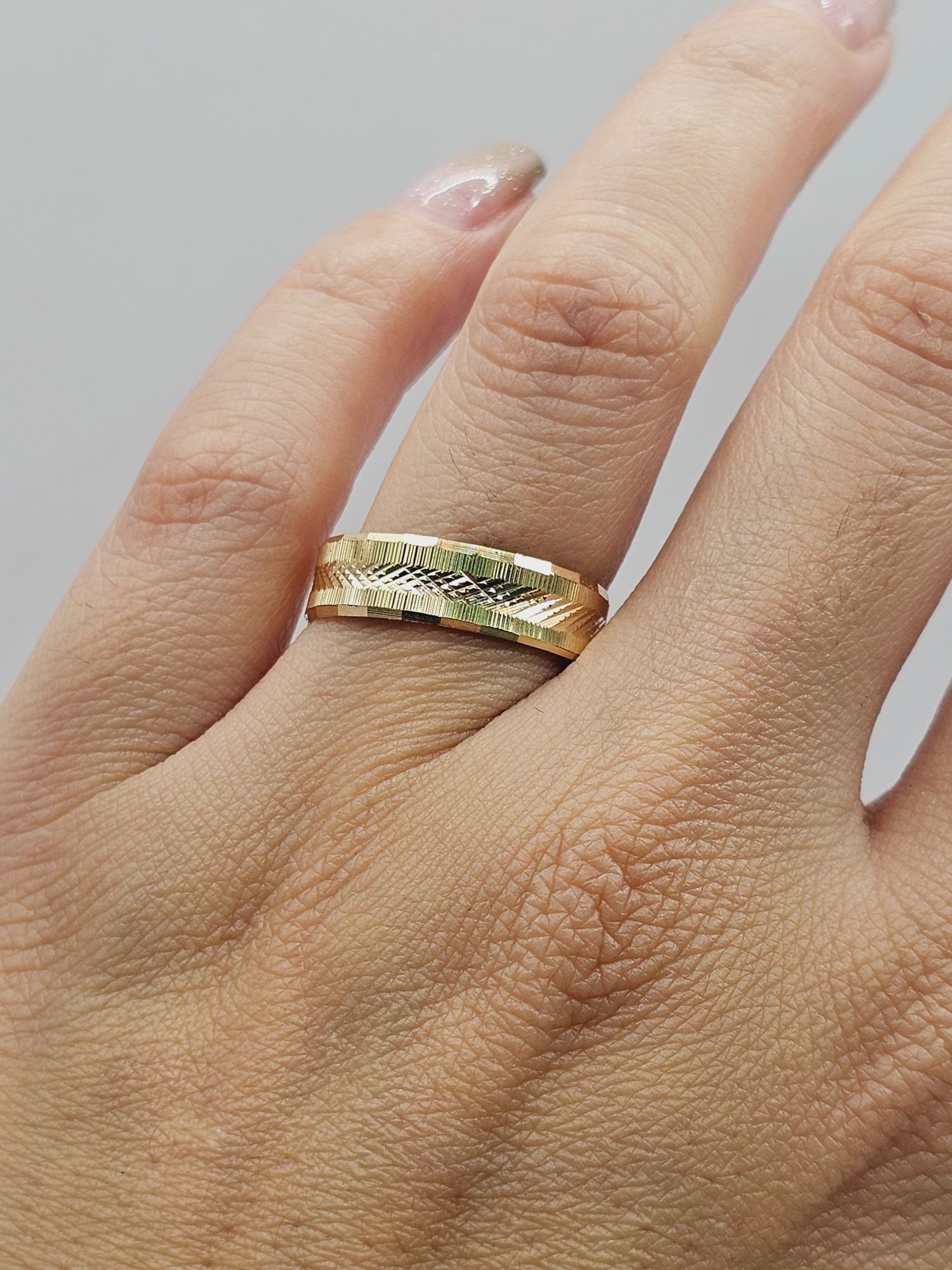 Argollas de matrimonio talladas rayas y rombos 5 mm 5 grs Oro 18k 4