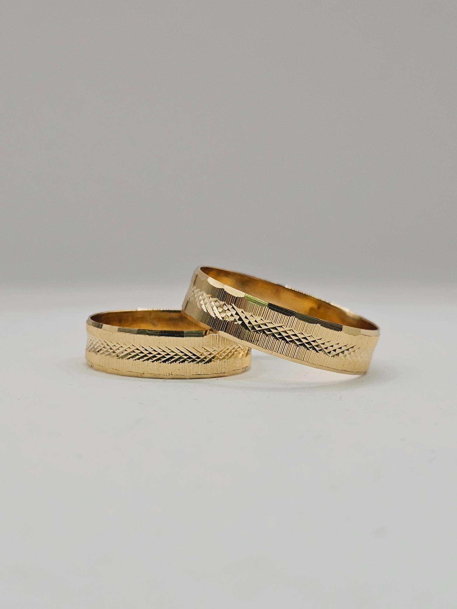 Argollas de matrimonio talladas rayas y rombos 5 mm 5 grs Oro 18k 8