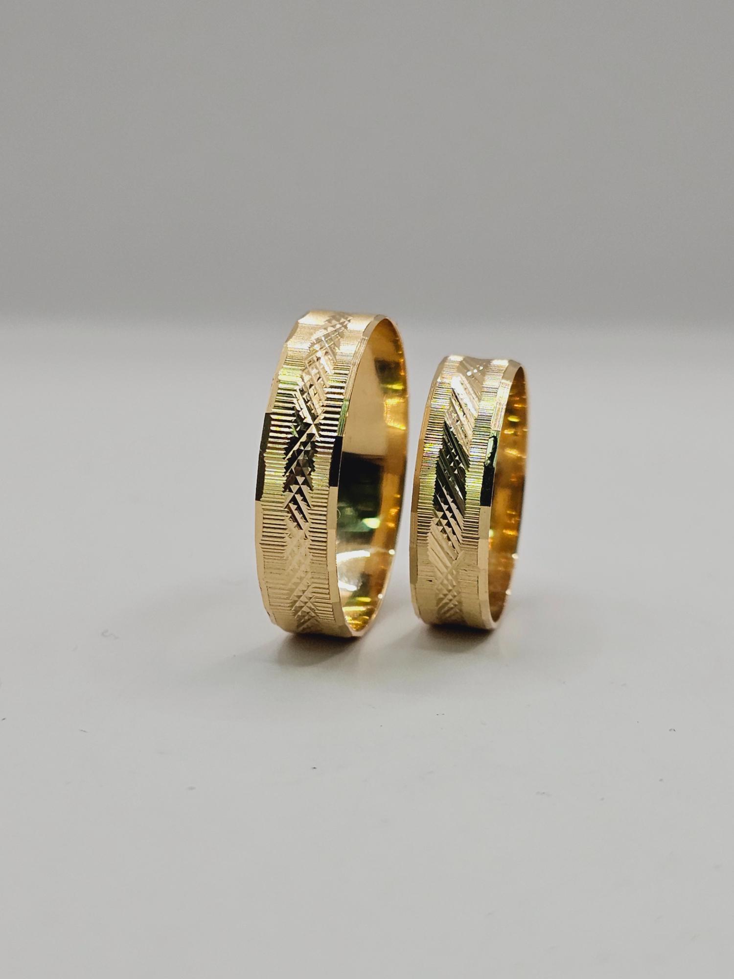 Argollas de matrimonio talladas rayas y rombos 5 mm 5 grs Oro 18k 9
