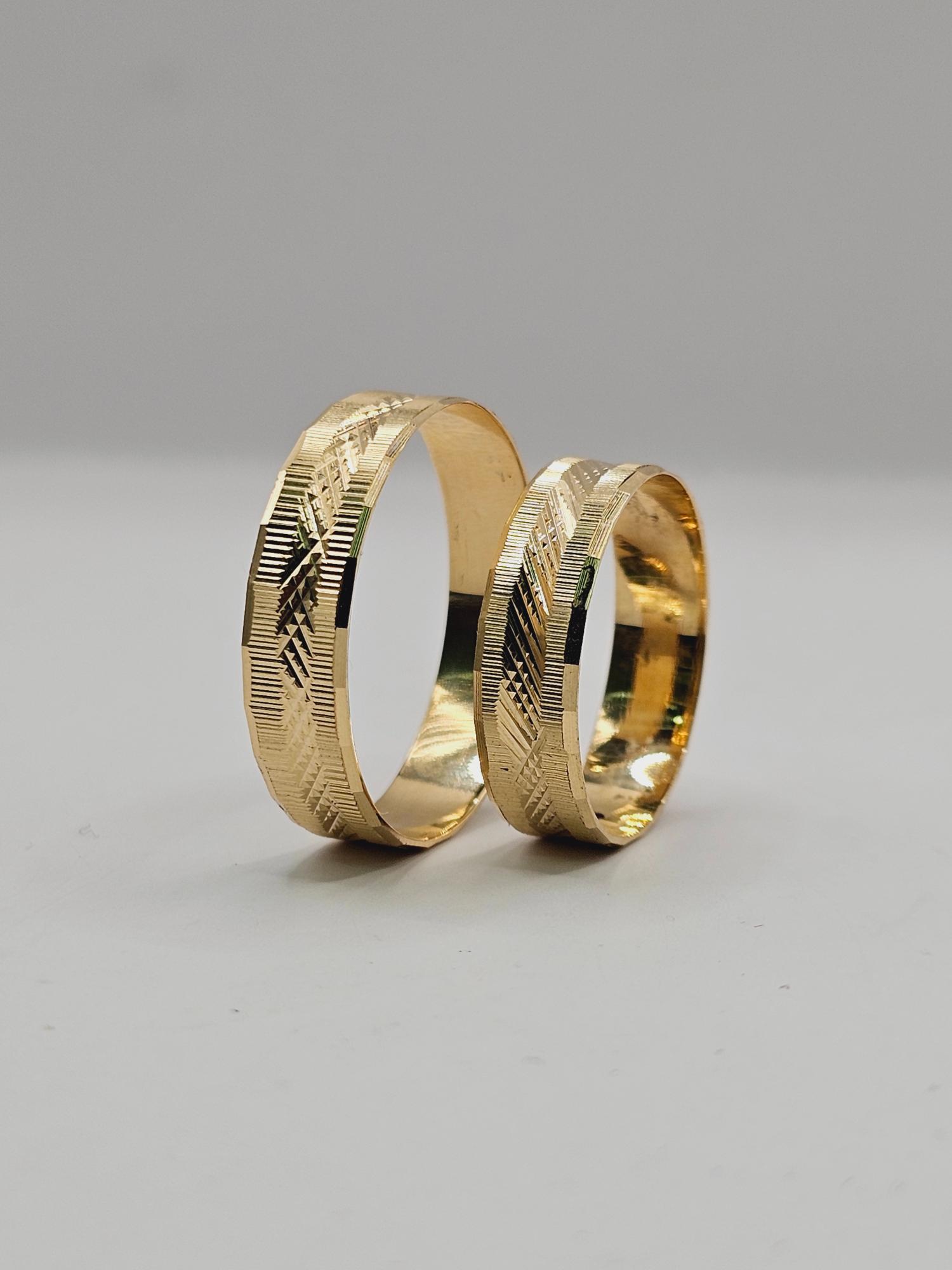 Argollas de matrimonio talladas rayas y rombos 5 mm 5 grs Oro 18k 10