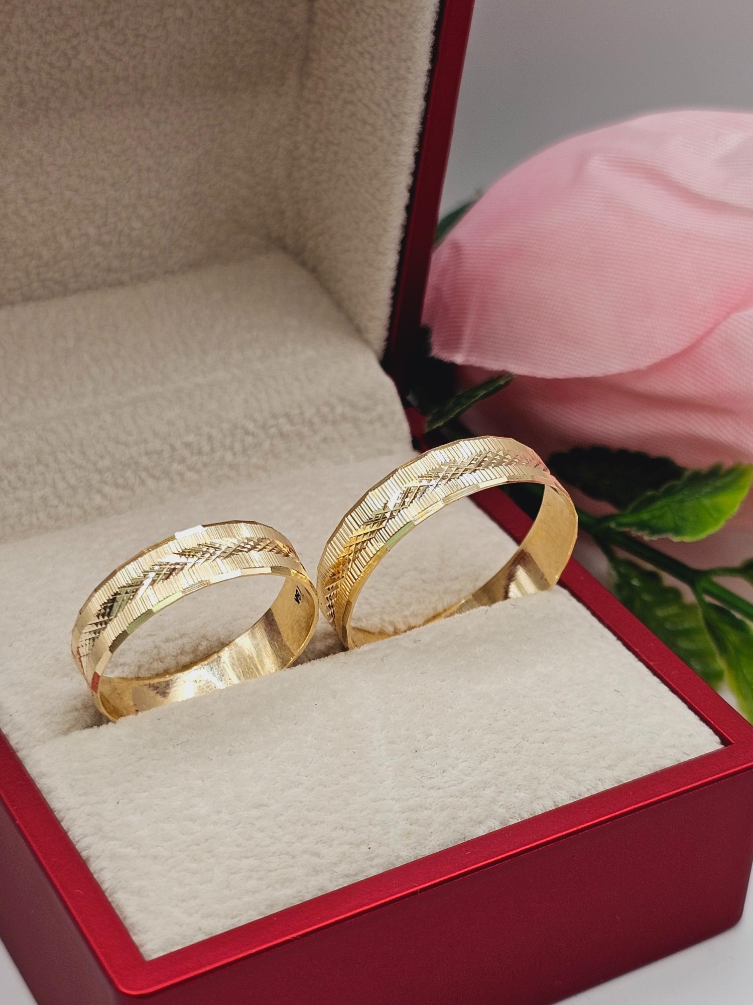 Argollas de matrimonio talladas rayas y rombos 5 mm 5 grs Oro 18k 1