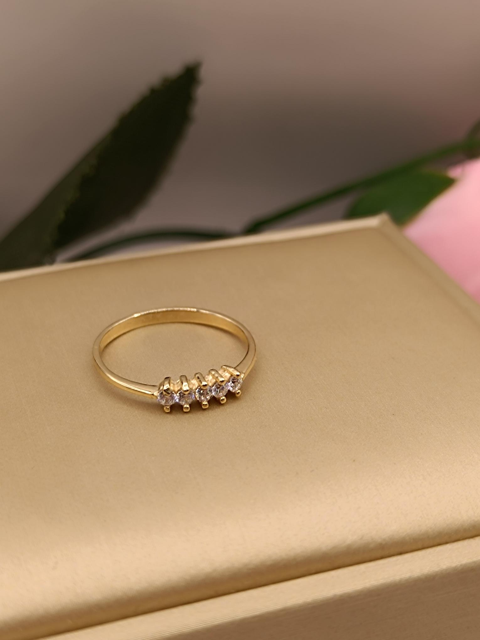 Anillo medio cintillo 5 piedras circones 1.8 grs Oro 18k 3