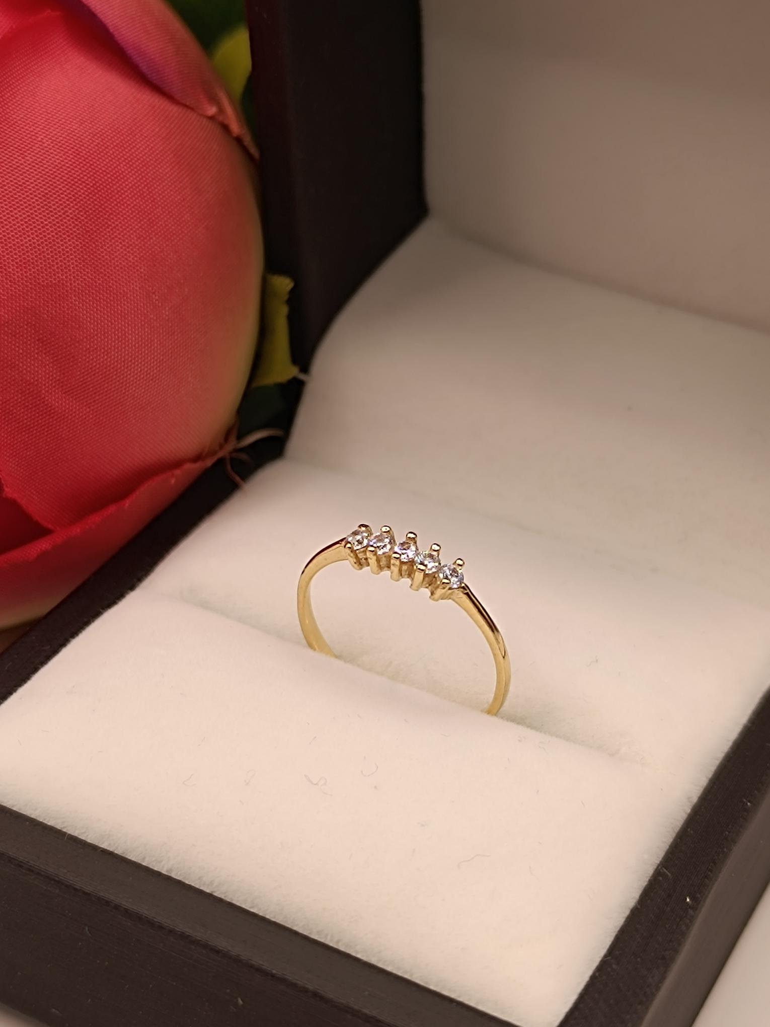 Anillo medio cintillo 5 piedras circones 1.8 grs Oro 18k 1