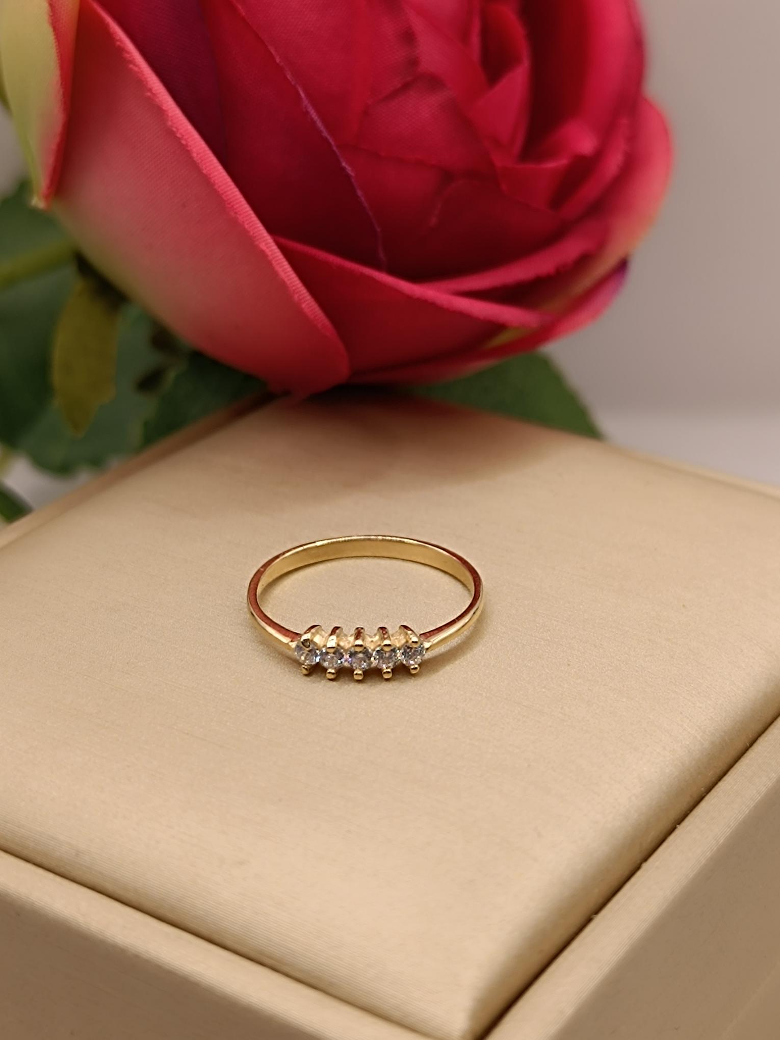 Anillo medio cintillo 5 piedras circones 1.8 grs Oro 18k 2