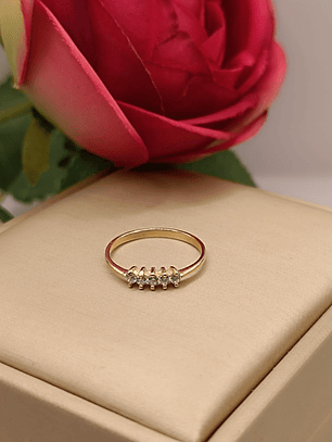 Anillo medio cintillo 5 piedras circones 1.8 grs Oro 18k