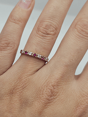 Anillo medio cintillo rubíes y circones 2.8 grs Oro 18k