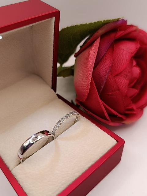 Argollas modelo inglés y medio cintillo 4 mm 6 grs Oro blanco 18k  2