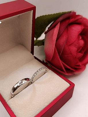 Argollas modelo inglés y medio cintillo 4 mm 6 grs Oro blanco 18k 