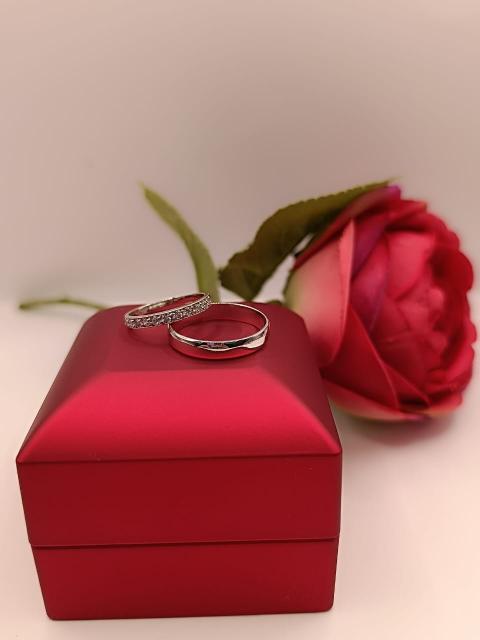 Argollas modelo inglés y medio cintillo 4 mm 6 grs Oro blanco 18k  3