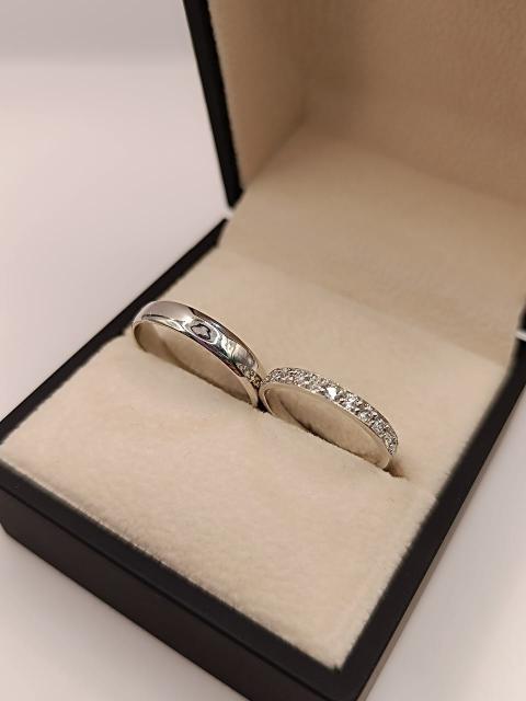 Argollas modelo inglés y medio cintillo 4 mm 6 grs Oro blanco 18k  6