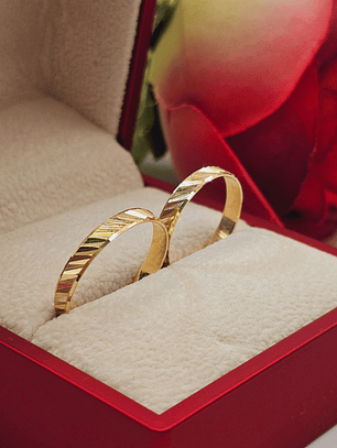 Argollas de matrimonio talladas diagonal 3 mm 3 grs Oro 18k