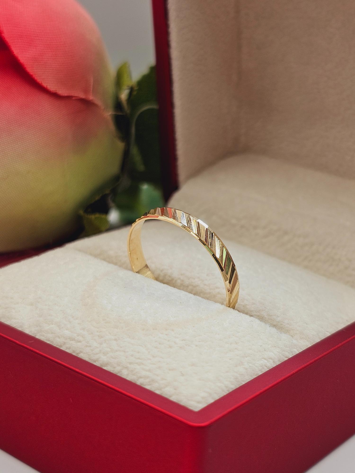 Argolla de matrimonio tallada diagonal 3 mm 1.5 grs Oro 18k  3