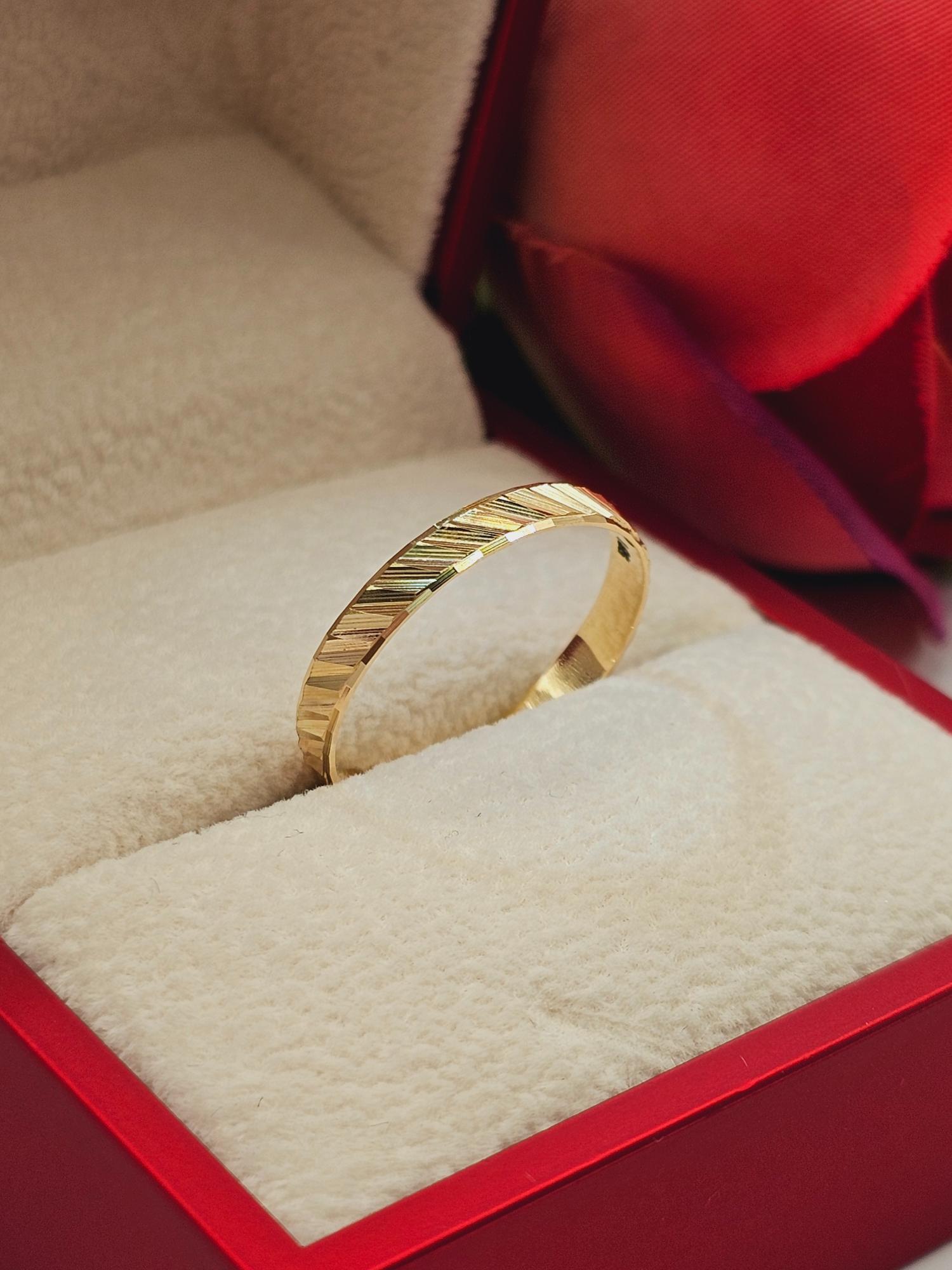 Argolla de matrimonio tallada diagonal 3 mm 1.5 grs Oro 18k  1