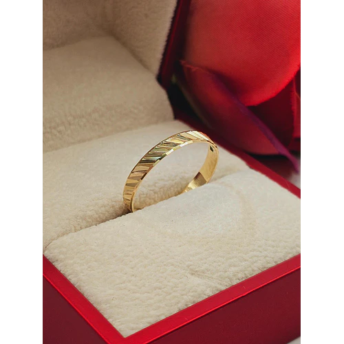 Argolla de matrimonio tallada diagonal 3 mm 1.5 grs Oro 18k 