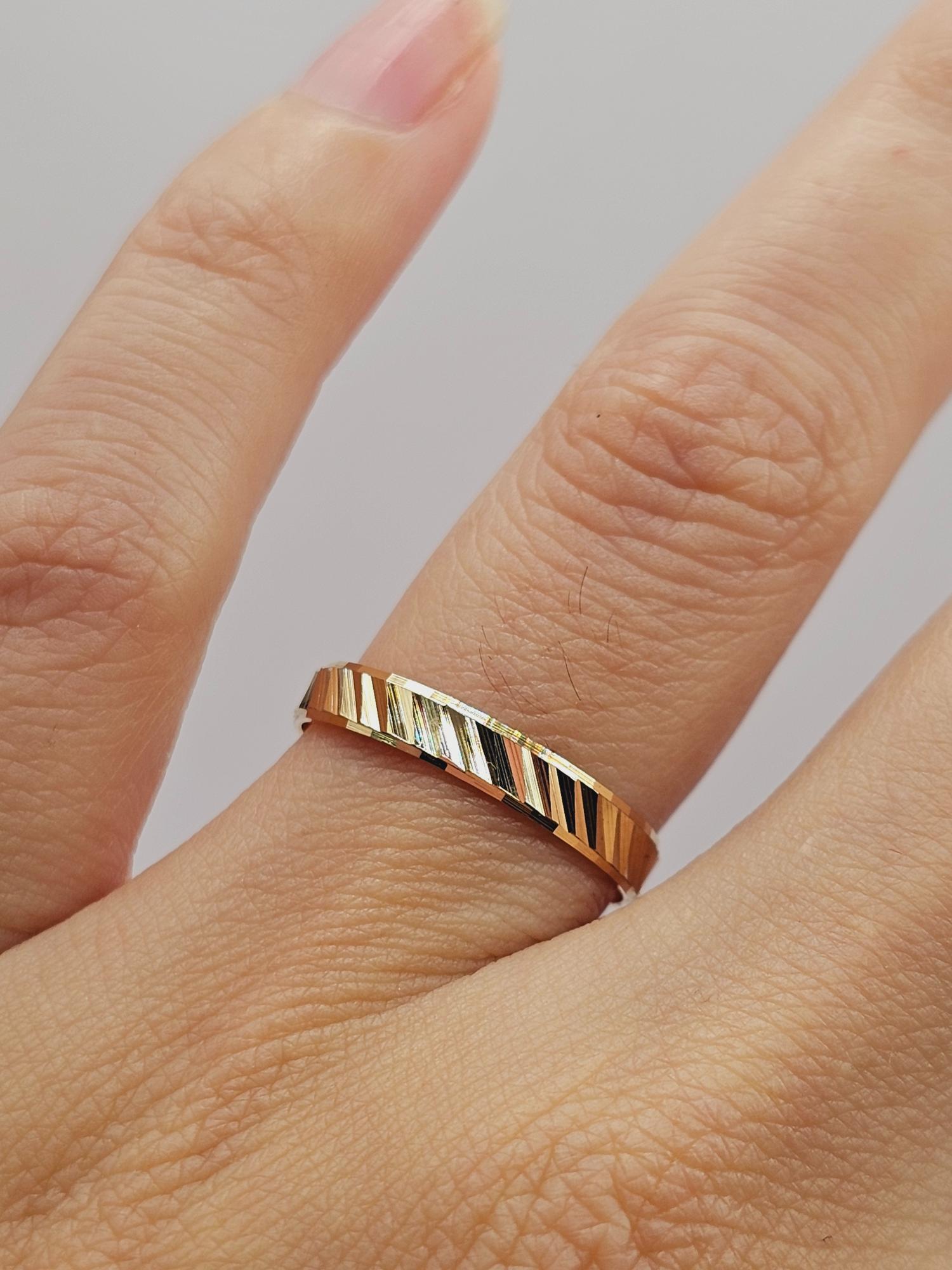 Argolla de matrimonio tallada diagonal 3 mm 1.5 grs Oro 18k  2