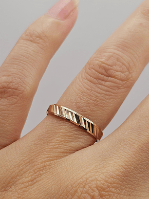 Argolla de matrimonio tallada diagonal 3 mm 1.5 grs Oro 18k 